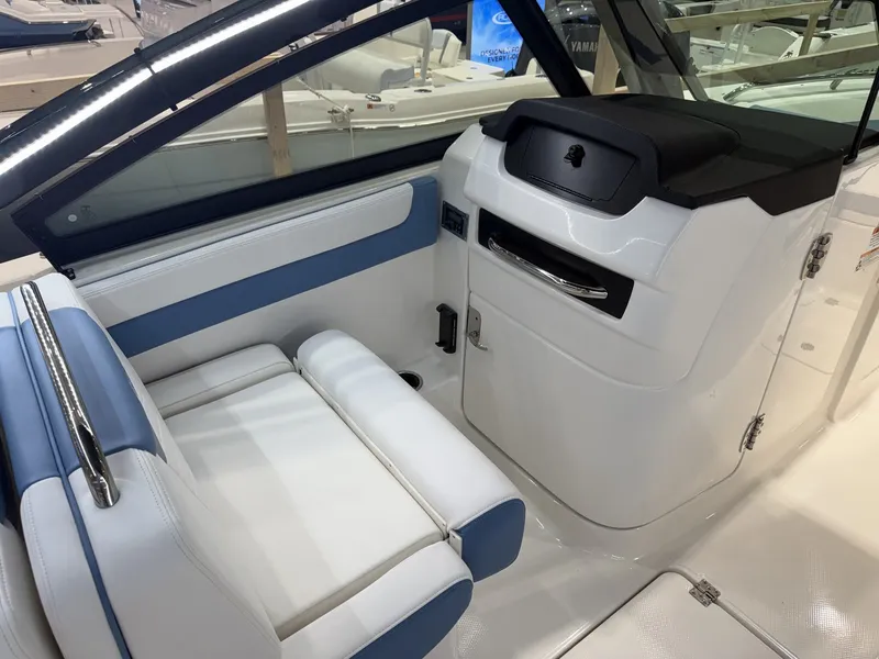 Slide: The Image of Robalo Dual Console R 257 2026 - 11