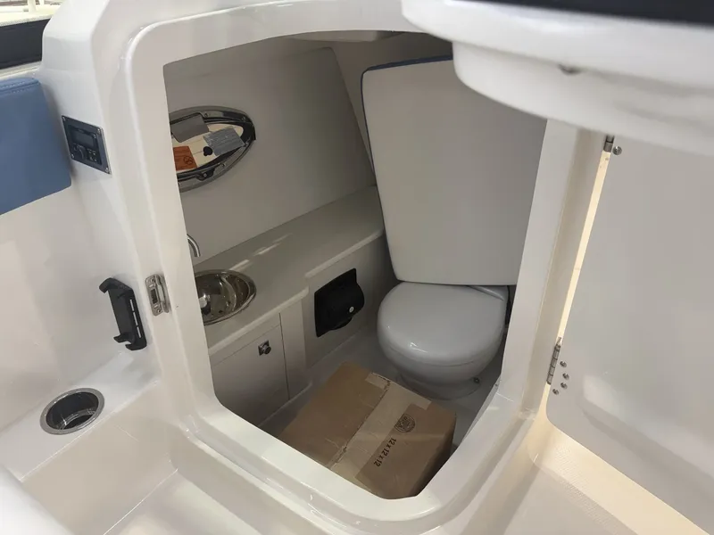 Slide: The Image of Robalo Dual Console R 257 2026 - 12