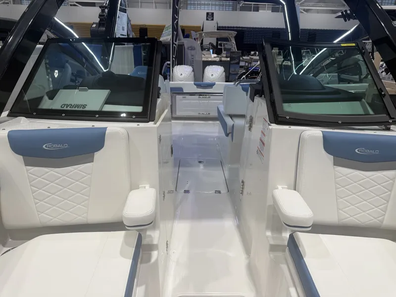 Slide: The Image of Robalo Dual Console R 257 2026 - 13