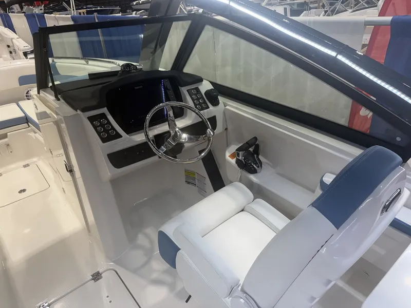 Slide: The Image of Robalo Dual Console R 257 2026 - 15