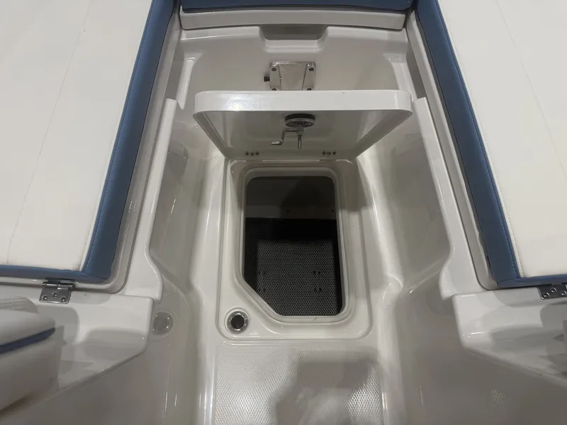 Slide: The Image of Robalo Dual Console R 257 2026 - 16