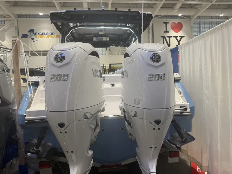 Slide: The Image of Robalo Dual Console R 257 2026 - 17