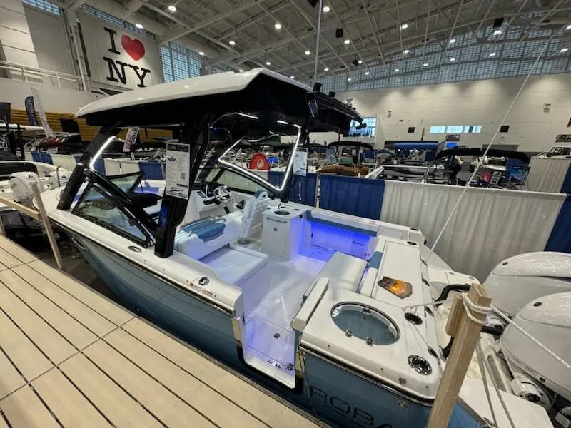 Slide: The Image of Robalo Dual Console R 257 2026 - 18