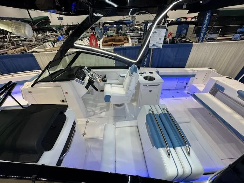 Slide: The Image of Robalo Dual Console R 257 2026 - 19