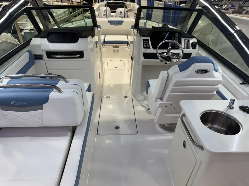 Slide: The Image of Robalo Dual Console R 257 2026 - 2