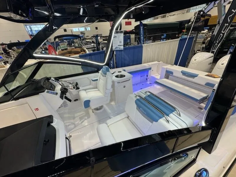 Slide: The Image of Robalo Dual Console R 257 2026 - 20