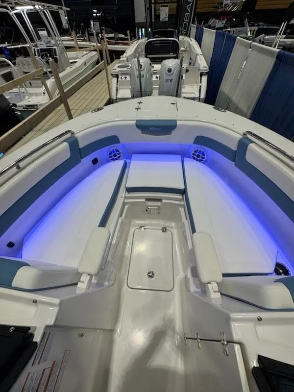 Slide: The Image of Robalo Dual Console R 257 2026 - 21