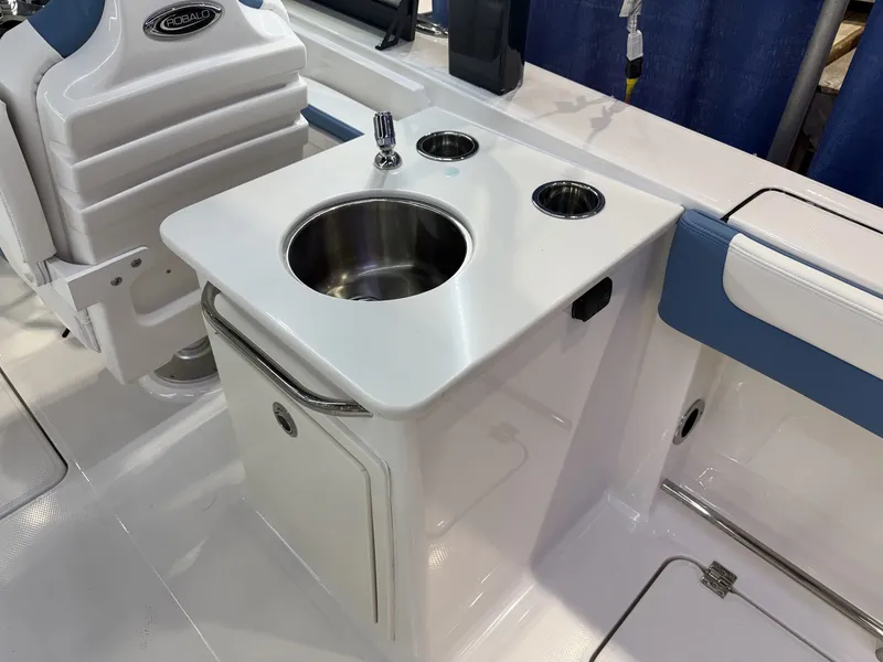 Slide: The Image of Robalo Dual Console R 257 2026 - 3
