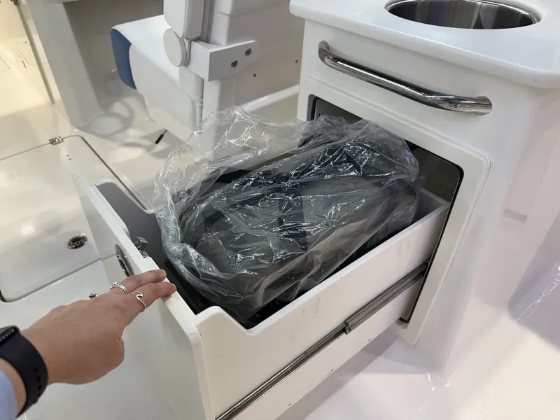 Slide: The Image of Robalo Dual Console R 257 2026 - 4