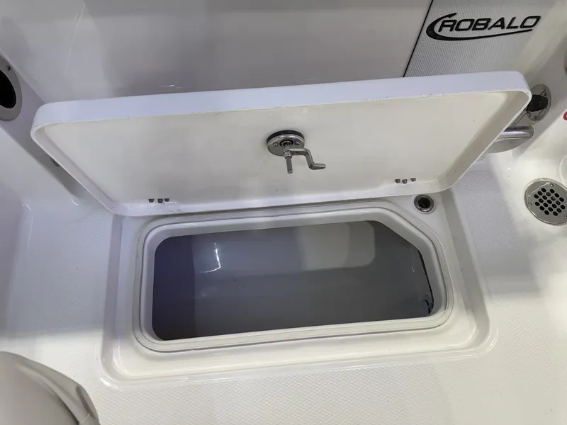 Slide: The Image of Robalo Dual Console R 257 2026 - 5