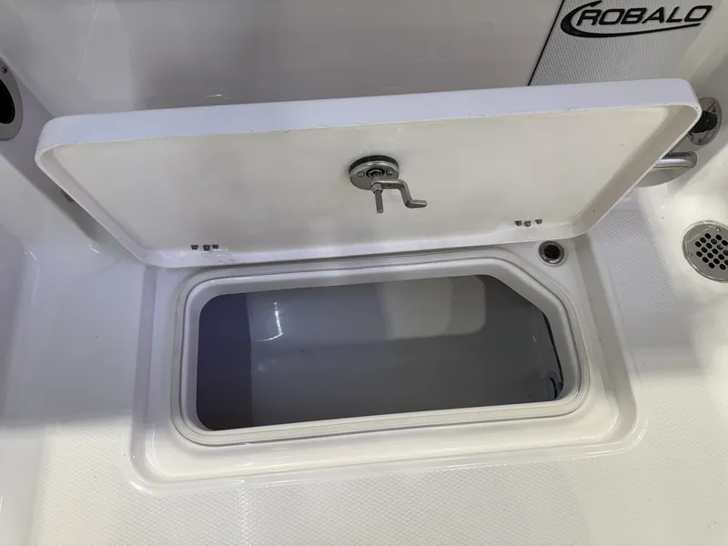 Slide: The Image of Robalo Dual Console R 257 2026 - 6