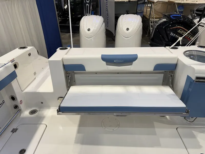 Slide: The Image of Robalo Dual Console R 257 2026 - 7