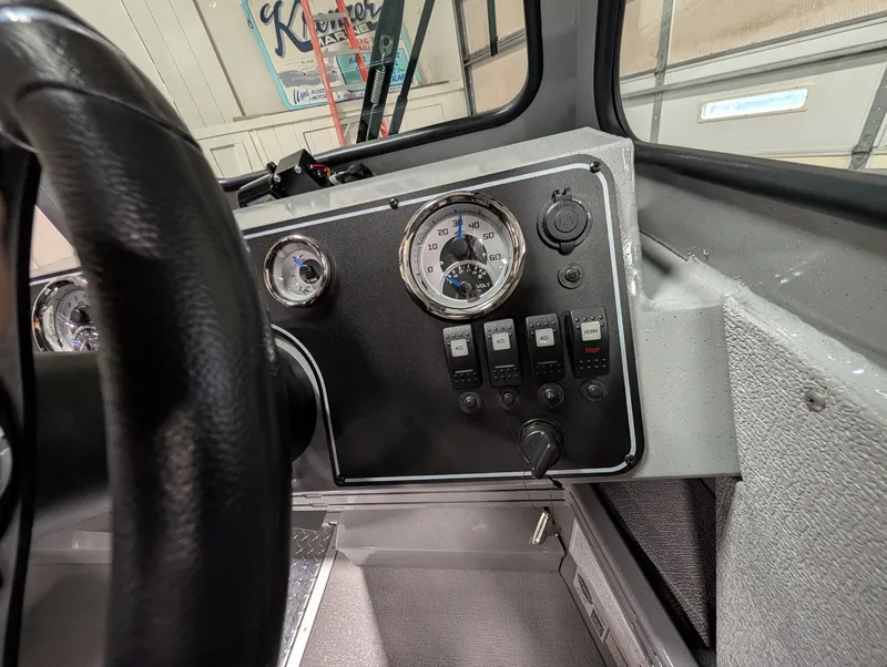 Slide: The Image of Smoker Craft Phantom 20x2 2026 - 13