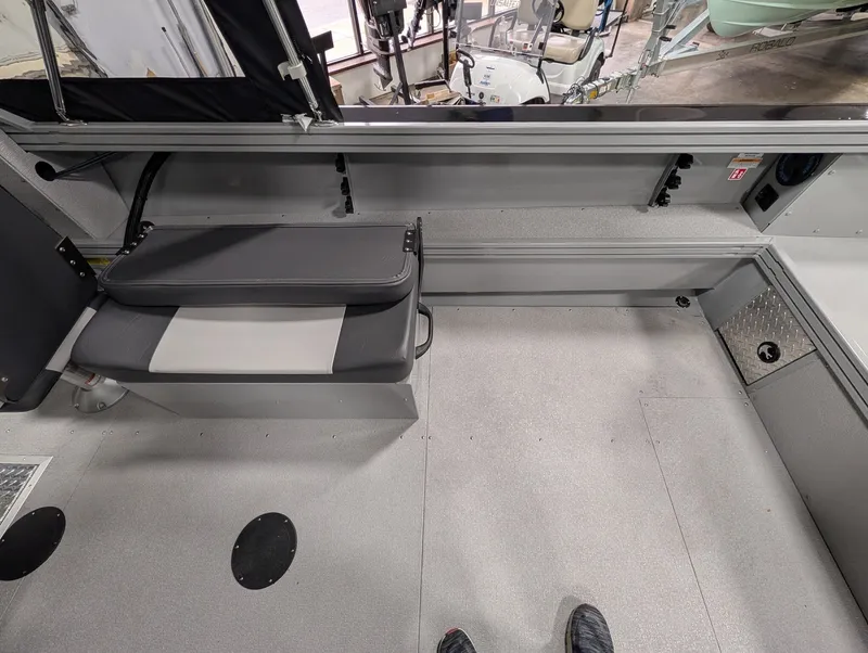 Slide: The Image of Smoker Craft Phantom 20x2 2026 - 27