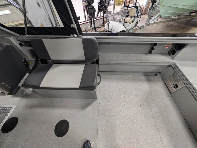 Slide: The Image of Smoker Craft Phantom 20x2 2026 - 28