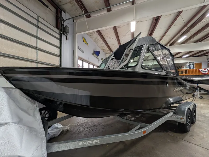 Slide: The Image of Smoker Craft Phantom 20x2 2026 - 4