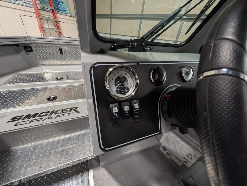 Slide: The Image of Smoker Craft Phantom 20 X2 2026 - 10