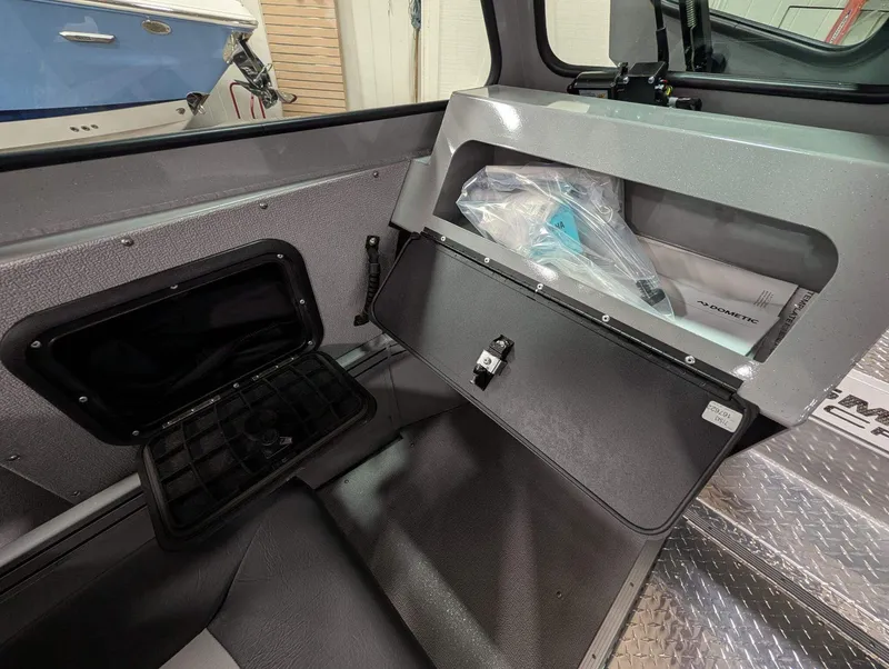 Slide: The Image of Smoker Craft Phantom 20 X2 2026 - 16