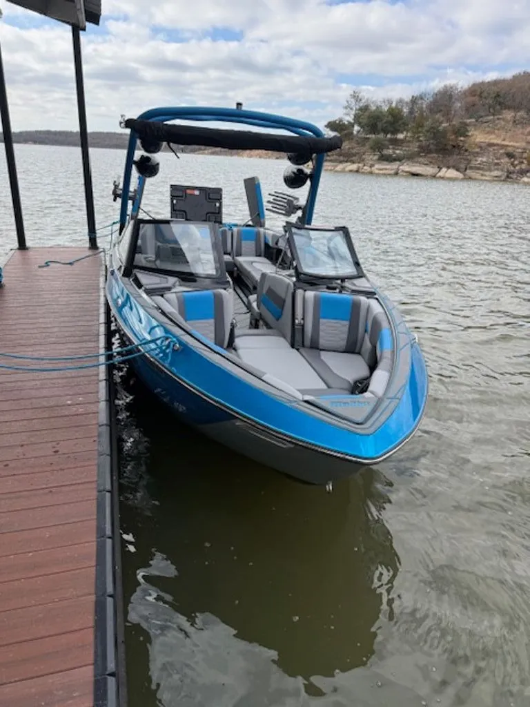 Slide: The Image of Malibu Wakesetter 25 LSV 2022 - 2