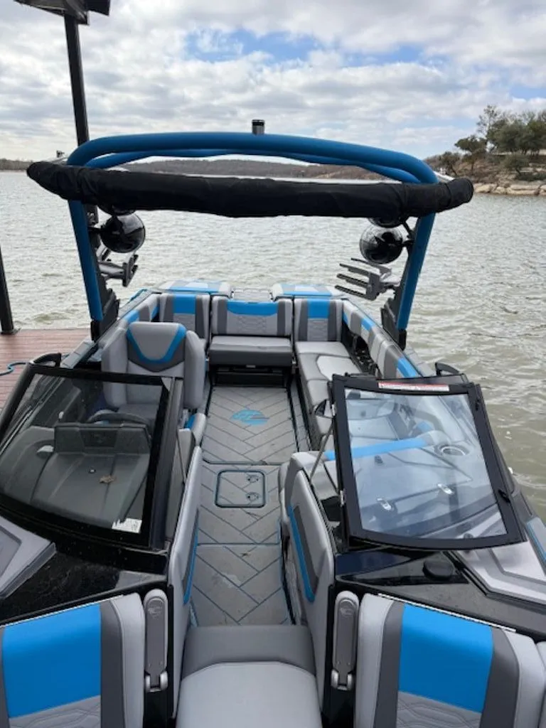 Slide: The Image of Malibu Wakesetter 25 LSV 2022 - 5