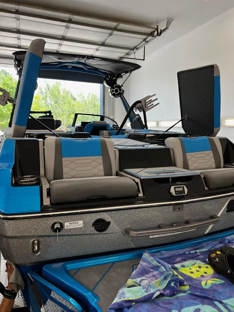 Slide: The Image of Malibu Wakesetter 25 LSV 2022 - 7
