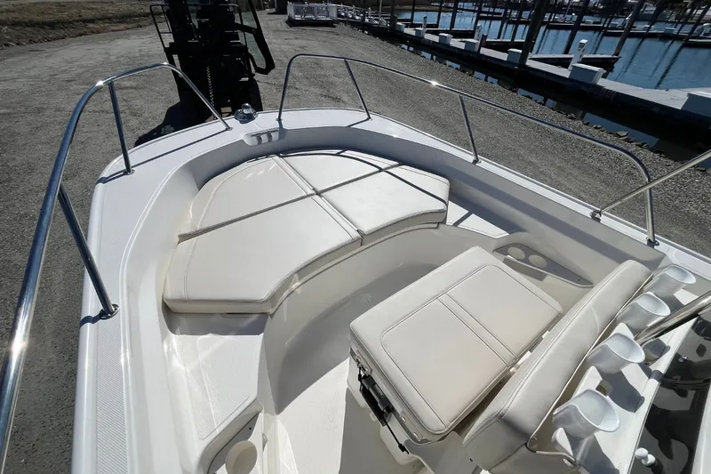 Slide: The Image of Boston Whaler 170 Montauk 2026 - 14