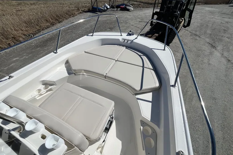 Slide: The Image of Boston Whaler 170 Montauk 2026 - 15