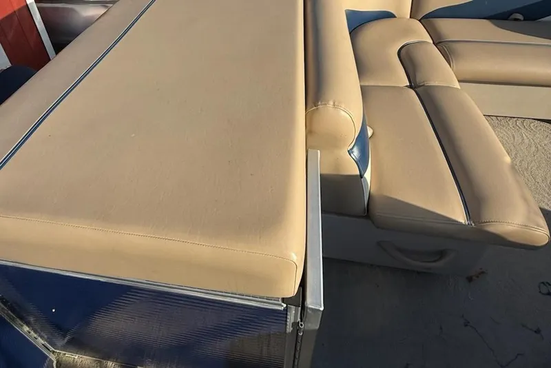 Slide: The Image of Beige seating on 2009 Sweetwater Tuscany Series 2086-23 pontoon boat. - 10