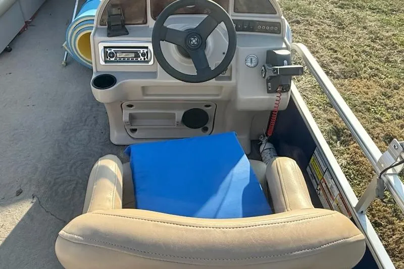 Slide: The Image of Captain's seat and console of a 2009 Sweetwater Tuscany Series 2086-23 boat. - 12