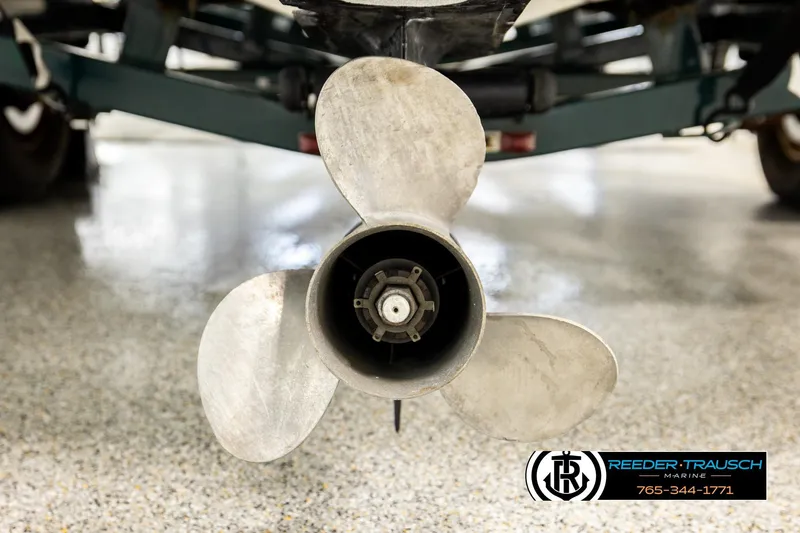 Slide: The Image of Propeller of 2003 Four Winns 180 Freedom I/O boat on display in showroom. - 45