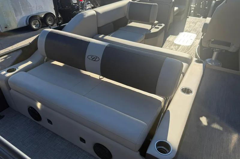 Slide: The Image of Interior of Bentley Pontoons Elite 223 Swingback Bench 2026. - 10