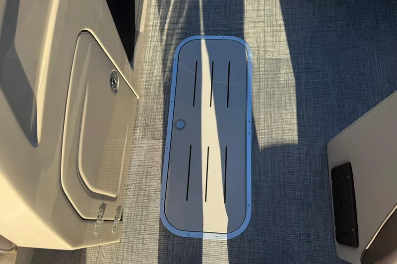 Slide: The Image of Interior of Bentley Pontoons Elite 223 Swingback Bench 2026. - 8