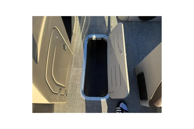 Slide: The Image of Interior of Bentley Pontoons Elite 223 Swingback Bench 2026. - 9