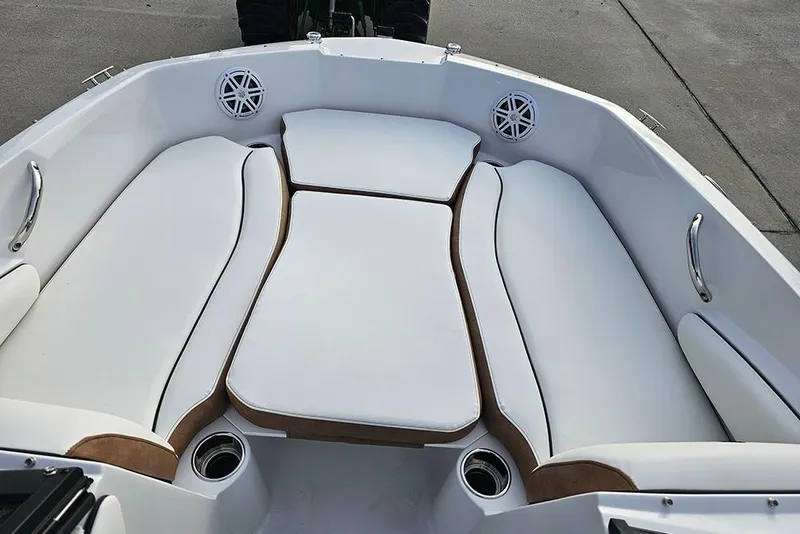 Slide: The Image of Steering wheel and dashboard of 2026 Stingray 191 DC boat. - 18