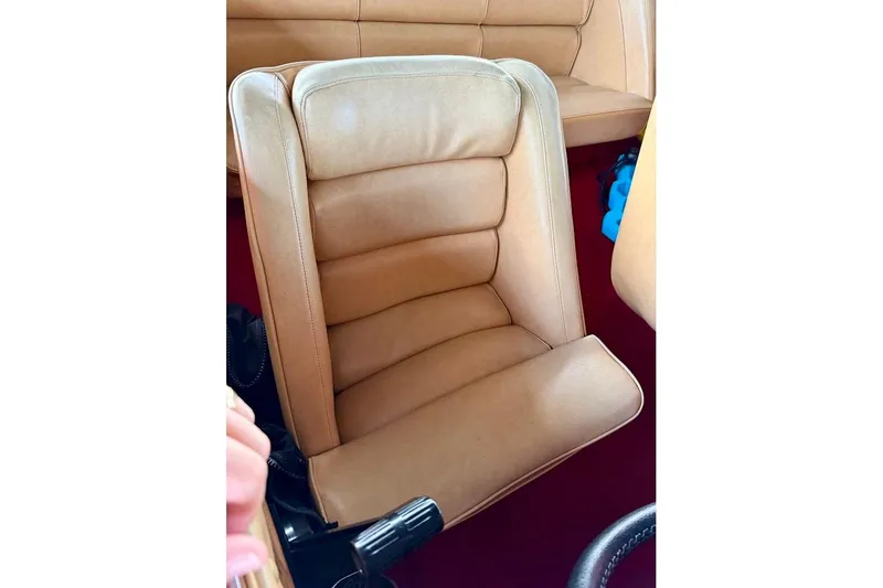Slide: The Image of 1981 Glastron/Carlson C-512 boat seat with tan upholstery and red carpet. - 17