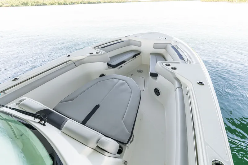 Slide: The Image of Boston Whaler 330 Outrage 2026 - 14