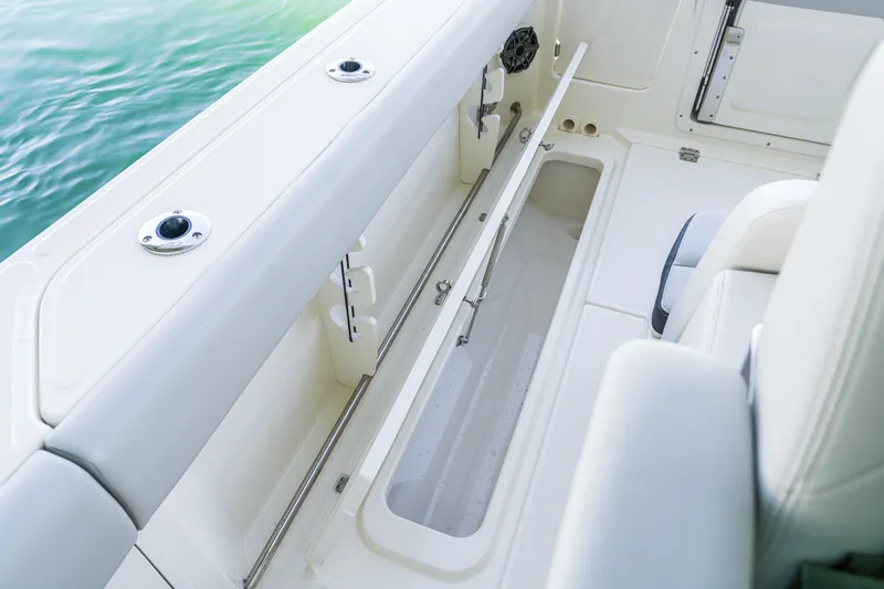 Slide: The Image of Boston Whaler 330 Outrage 2026 - 18