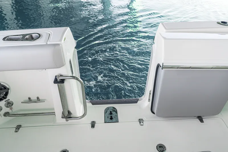 Slide: The Image of Boston Whaler 330 Outrage 2026 - 19