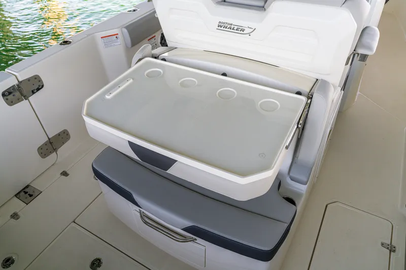 Slide: The Image of Boston Whaler 330 Outrage 2026 - 20