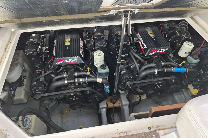 Slide: The Image of Engine compartment of a 2001 Sea Ray Sundancer 280 with twin Mercury 4.3L EFI engines. - 6