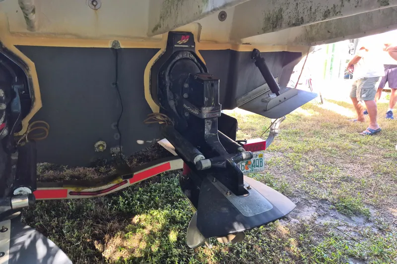 Slide: The Image of 2001 Sea Ray Sundancer 280 boat stern with dual outboard motors on grass. - 8