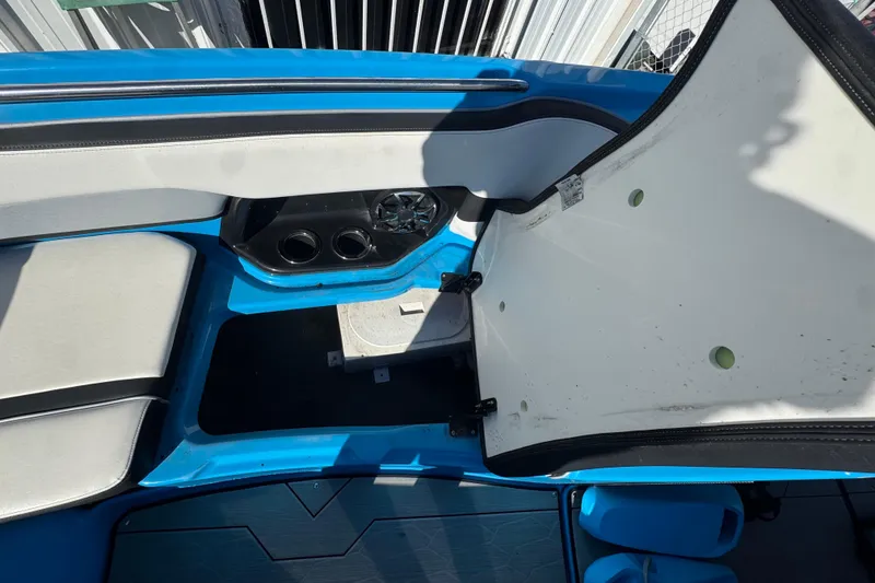 Slide: The Image of 2022 Yamaha Boats 255XD interior with blue and white seating and storage compartment. - 36
