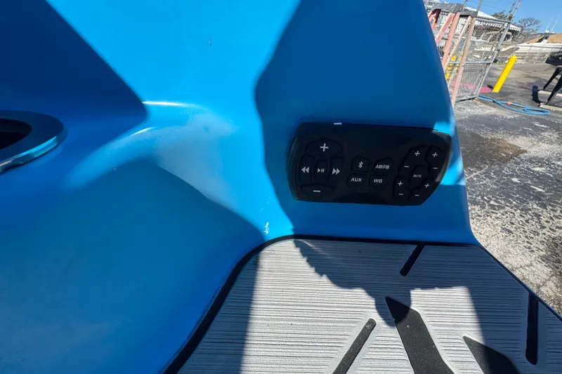 Slide: The Image of Control panel on 2022 Yamaha Boats 255XD, featuring audio and Bluetooth functions. - 76