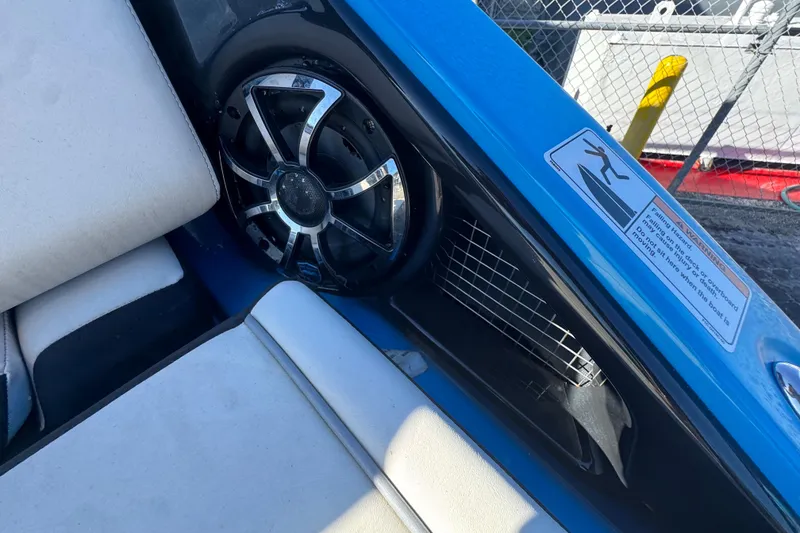 Slide: The Image of Yamaha Boats 255XD 2022 interior with speaker and safety warning label. - 78