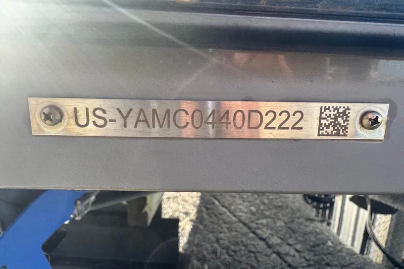 Slide: The Image of Yamaha Boats 255XD 2022 identification plate with serial number and QR code. - 85