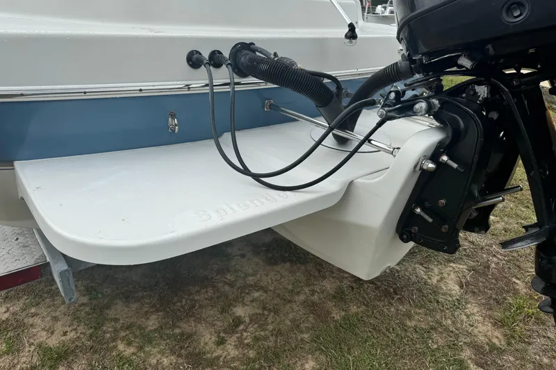 Slide: The Image of 2012 Splendor 259 SUNSTAR boat stern with motor and swim platform. - 10