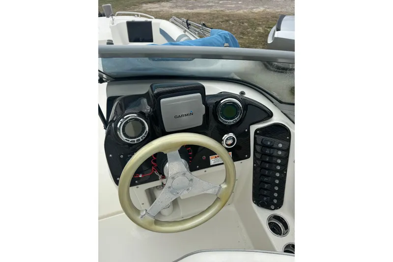 Slide: The Image of Steering console of 2012 Splendor 259 SUNSTAR boat with Garmin navigation system. - 3
