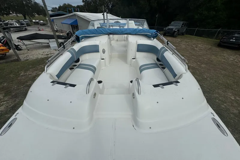 Slide: The Image of 2012 Splendor 259 SUNSTAR boat with spacious seating and sleek design. - 7
