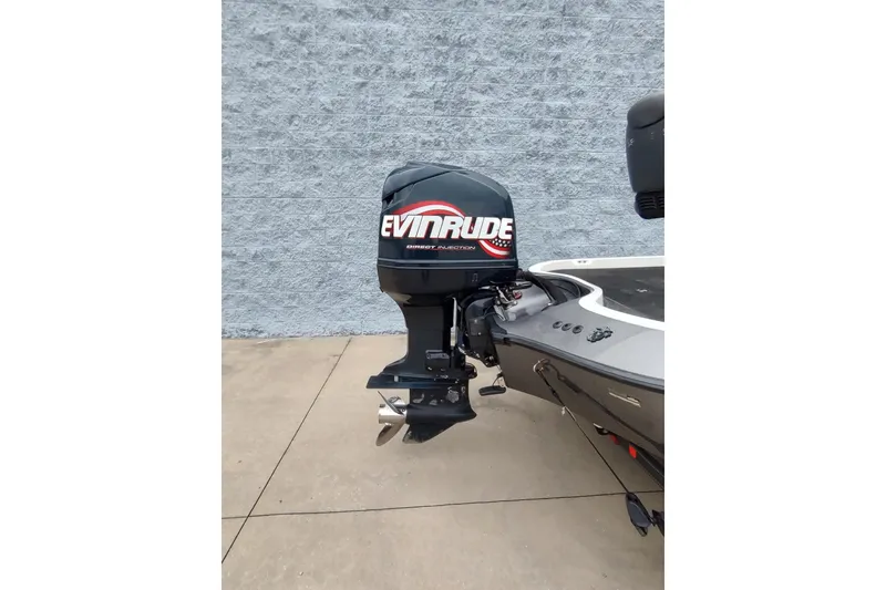 Slide: The Image of 2005 Ranger 520SVX Comanche boat with Evinrude outboard motor. - 10