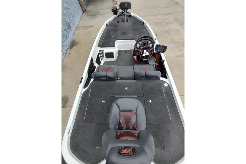 Slide: The Image of 2005 Ranger 520SVX Comanche fishing boat interior with seating and control panel. - 3